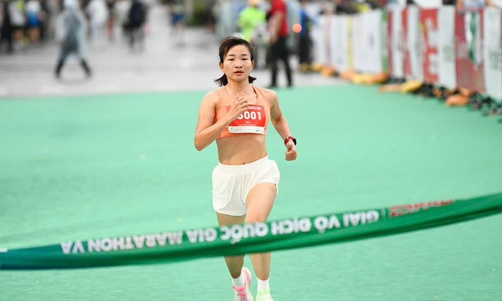 Bac Giang star runner Nguyen Thi Oanh defends her throne at Tien Phong Marathon for 9 consecutive times